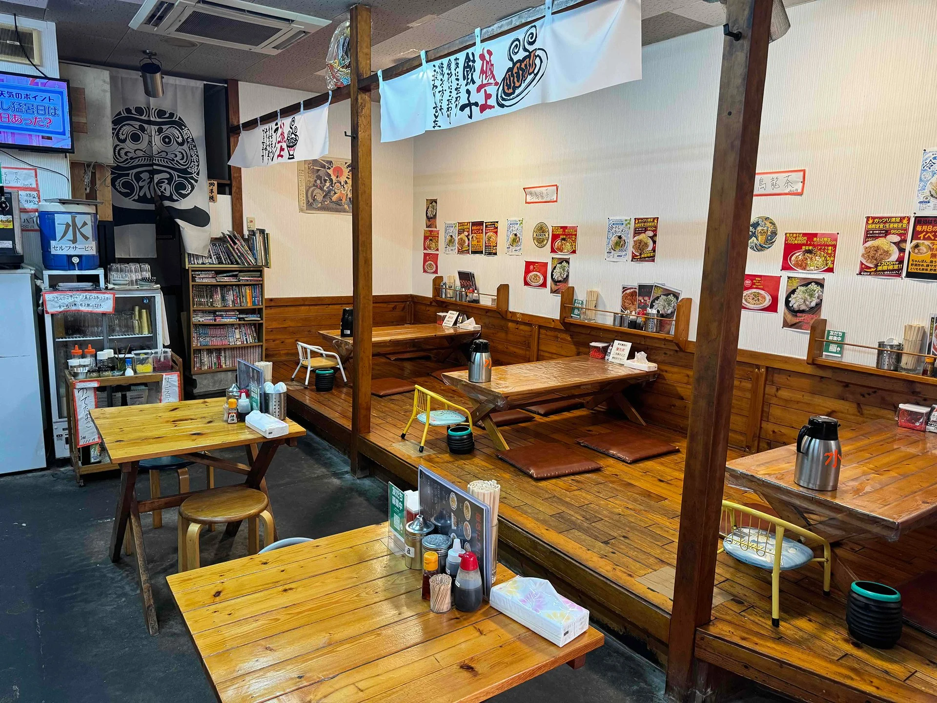湯気が立つ醤油ラーメンを木の卓上に置いた近景